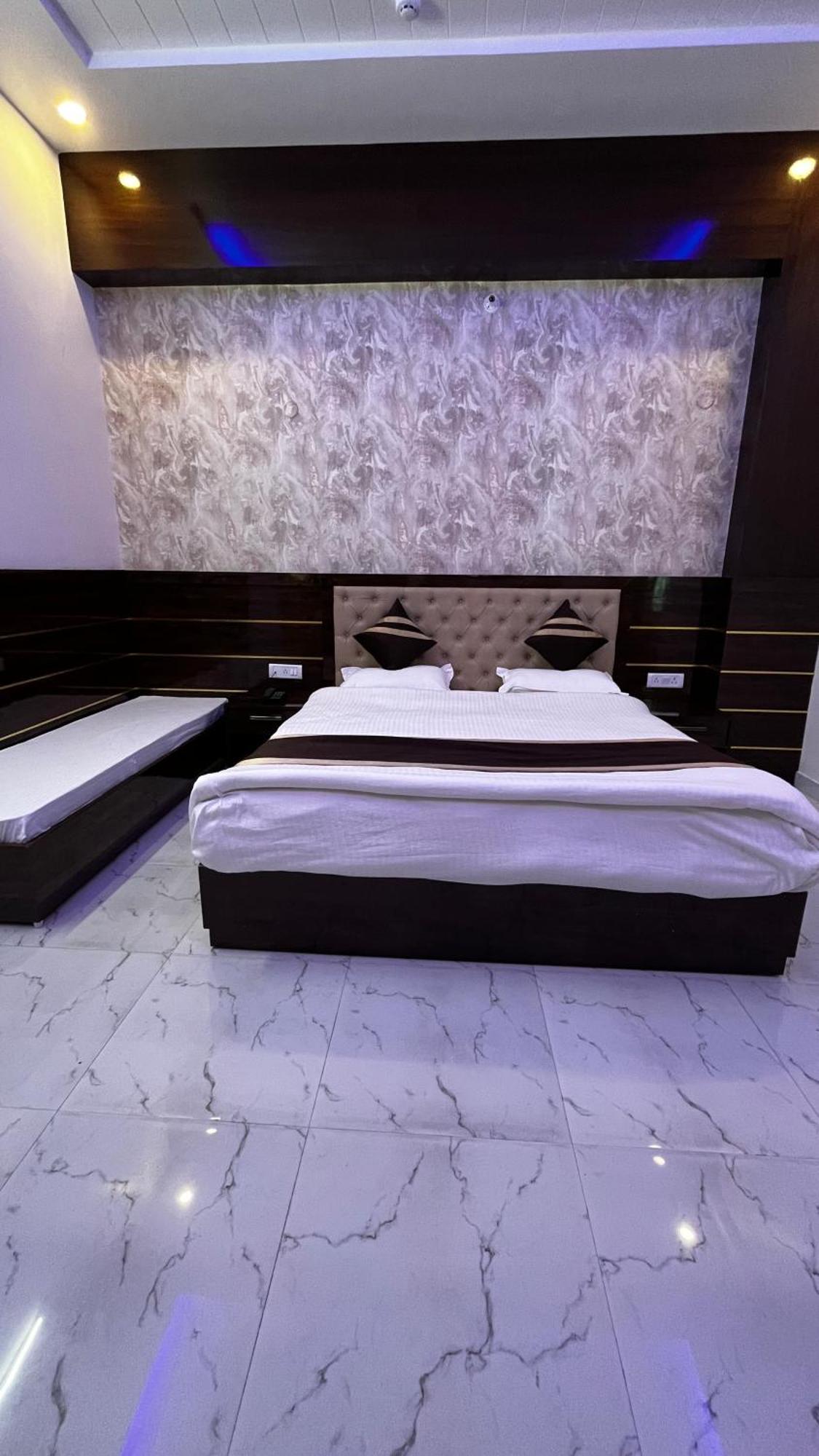 Hotel Mangalam Grand Lucknow Zewnętrze zdjęcie